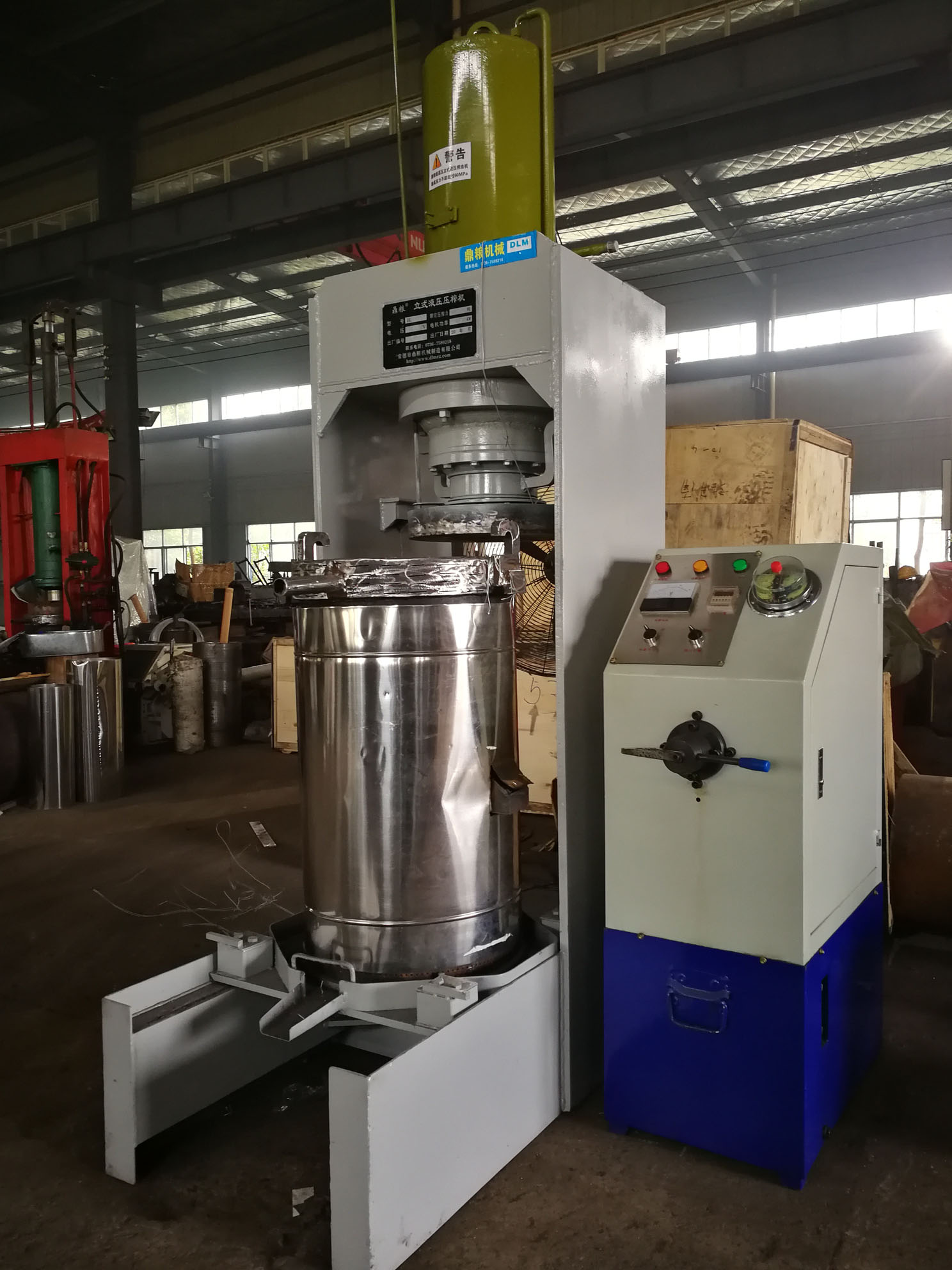 不銹鋼超高壓立式液壓壓榨機(jī)，果汁壓榨機(jī)，果渣壓榨機(jī)，藥材壓榨，油渣處理，白土壓榨